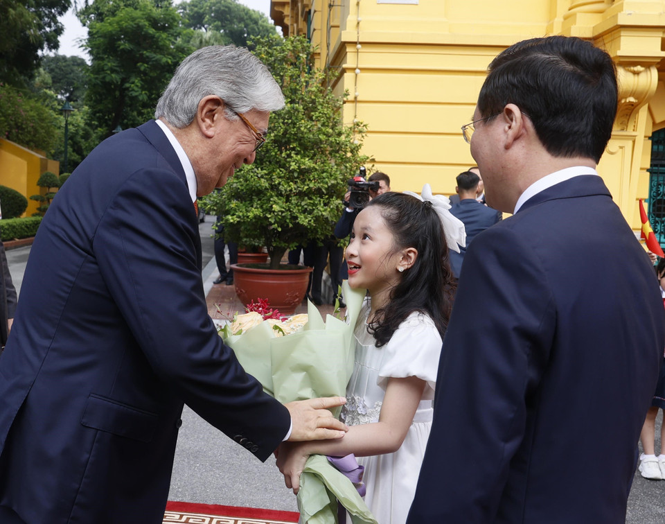 Thiếu nhi Thủ đô tặng hoa Tổng thống Kazakhstan Kassym-Jomart Tokayev tại lễ đón. (Ảnh: Thống Nhất/TTXVN)