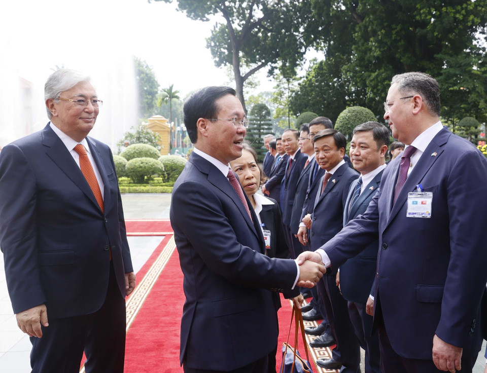Chủ tịch nước Võ Văn Thưởng với các thành viên Đoàn đại biểu Kazakhstan tại lễ đón. (Ảnh: Thống Nhất/TTXVN)