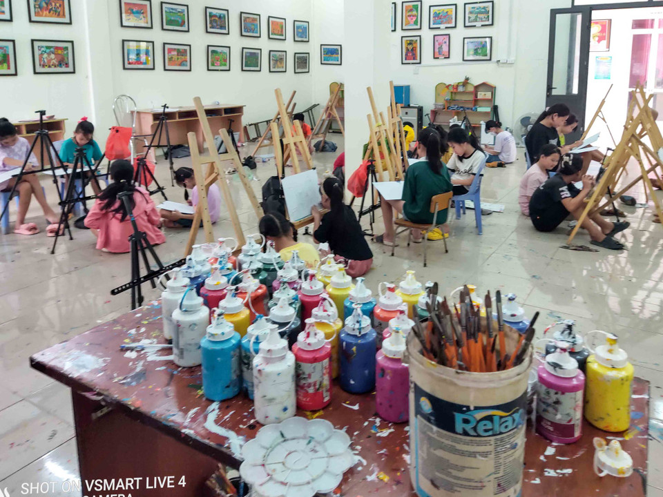 Hằng năm, cứ vào dịp hè, Bảo tàng Mỹ thuật xã Cổ Đô, huyện Ba Vì, thành phố Hà Nội lại tổ chức lớp học vẽ miễn phí cho các em thiếu nhi tại xã và vùng lân cận. (Nguồn: Vietnam+)