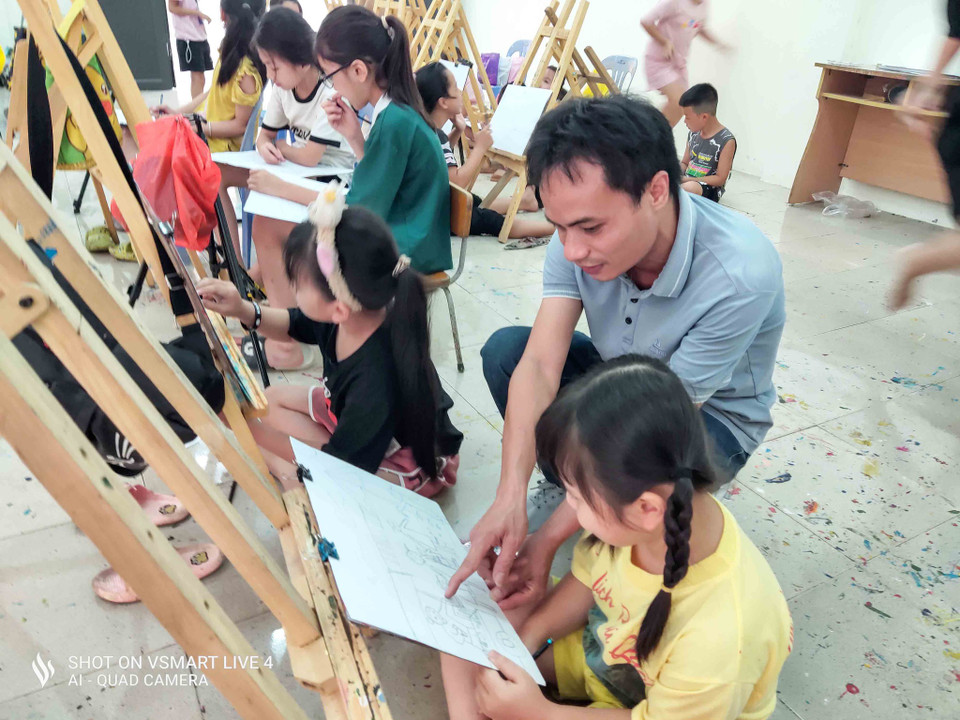 Các họa sỹ của Câu Lạc bộ Mỹ thuật Cổ Đô đã hướng dẫn cho các em cảm nhận về màu sắc, cách phối màu, sử dụng kỹ thuật đường nét, các chất liệu dùng vẽ tranh. (Nguồn: Vietnam+)