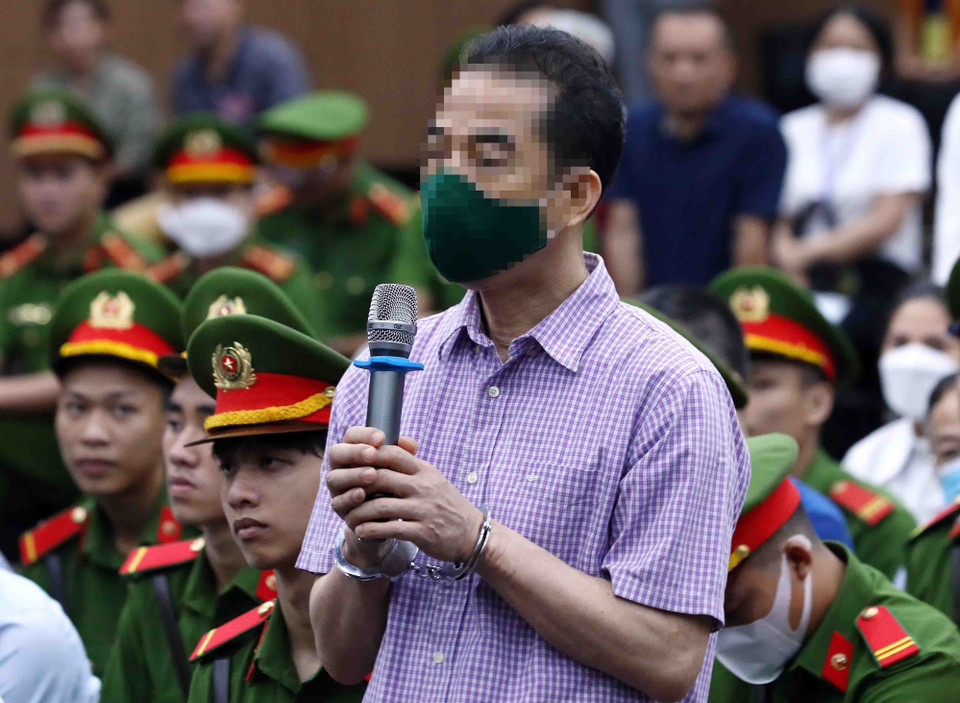 Bị cáo Tô Anh Dũng, cựu Thứ trưởng Bộ Ngoại giao, khai báo trước tòa. (Ảnh: Phạm Kiên/TTXVN)