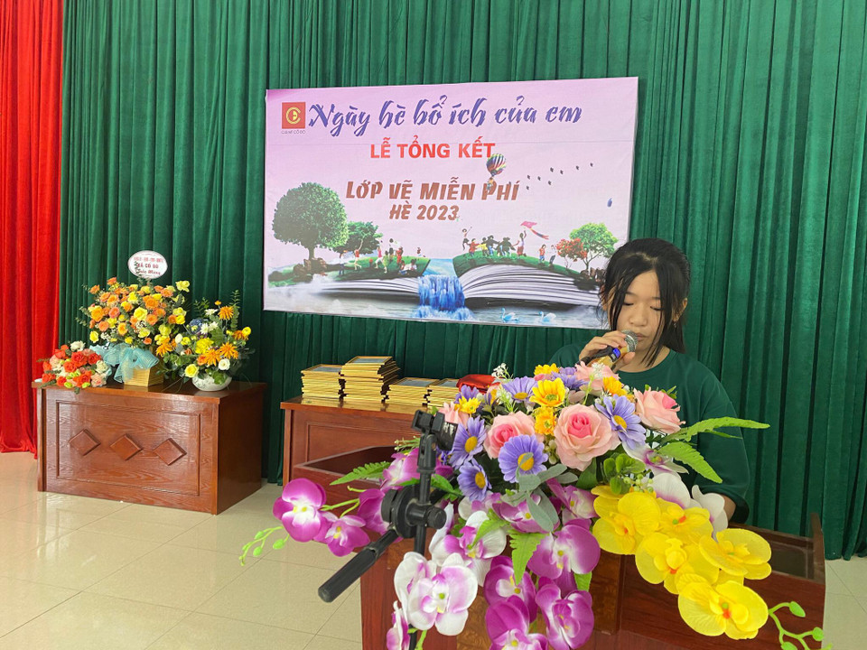 Em Nguyễn Thị Tùng Chi chia sẻ cảm nghĩ của mình về lớp học vẽ miễn phí tại lễ tổng kết. (Nguồn: Vietnam+)