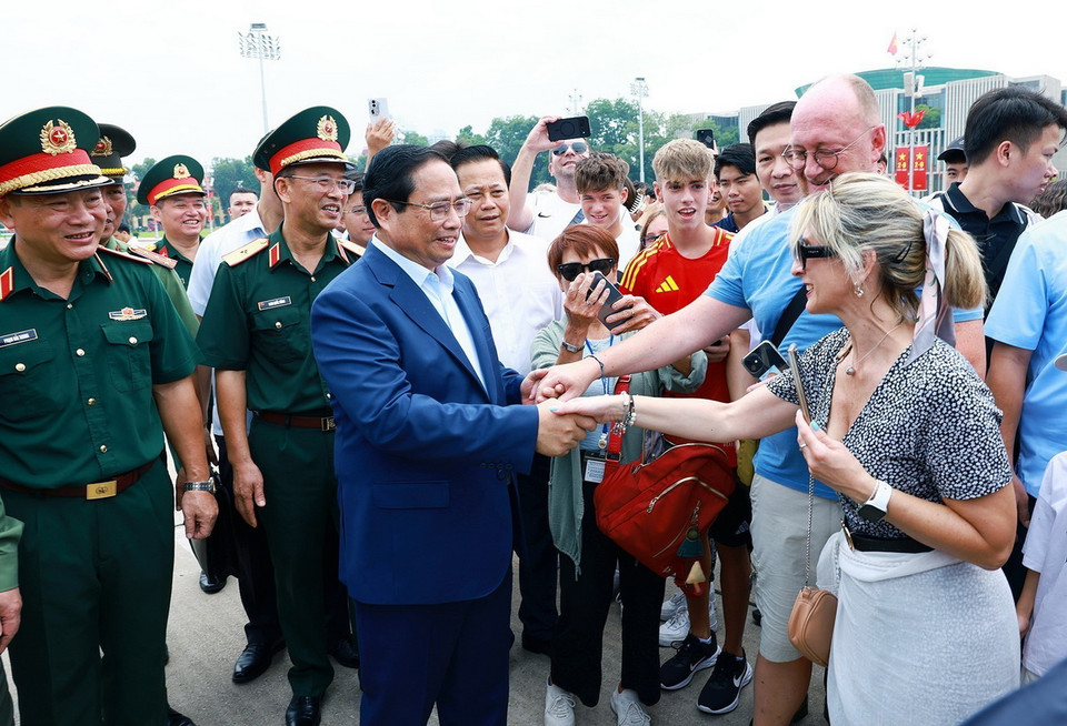 Thủ tướng Phạm Minh Chính gặp gỡ du khách quốc tế đến viếng Chủ tịch Hồ Chí Minh. (Ảnh: Dương Giang/TTXVN)