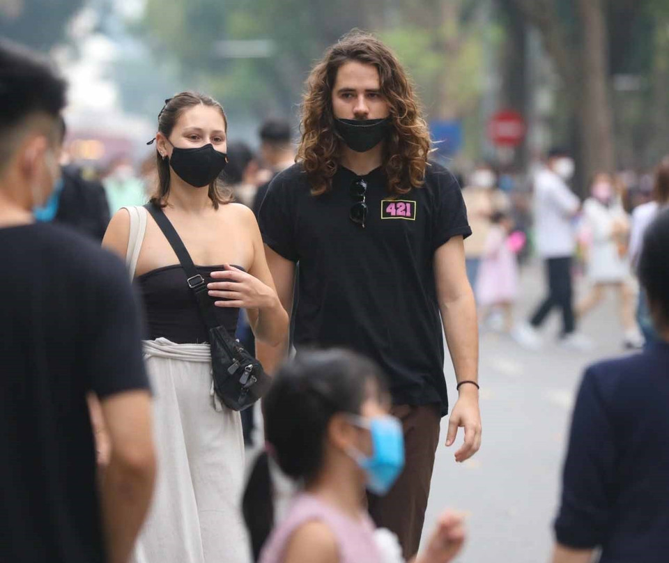 Du khách quốc tế trải nghiệm phố đi bộ Hồ Gươm. (Ảnh: Minh Quyết/TTXVN)