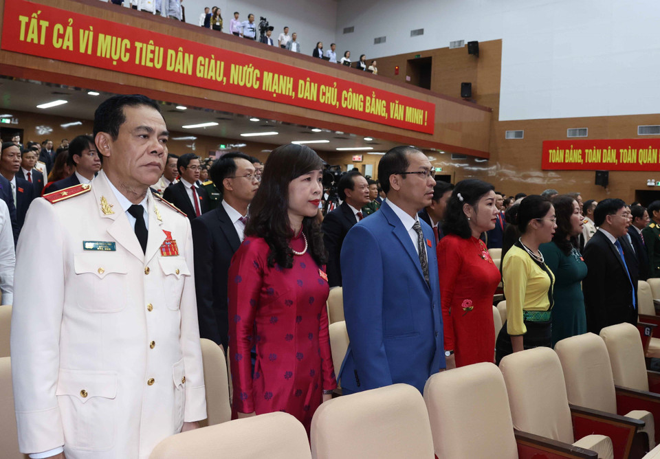 Các đại biểu thực hiện nghi thức chào cờ. (Ảnh: Thống Nhất/TTXVN)