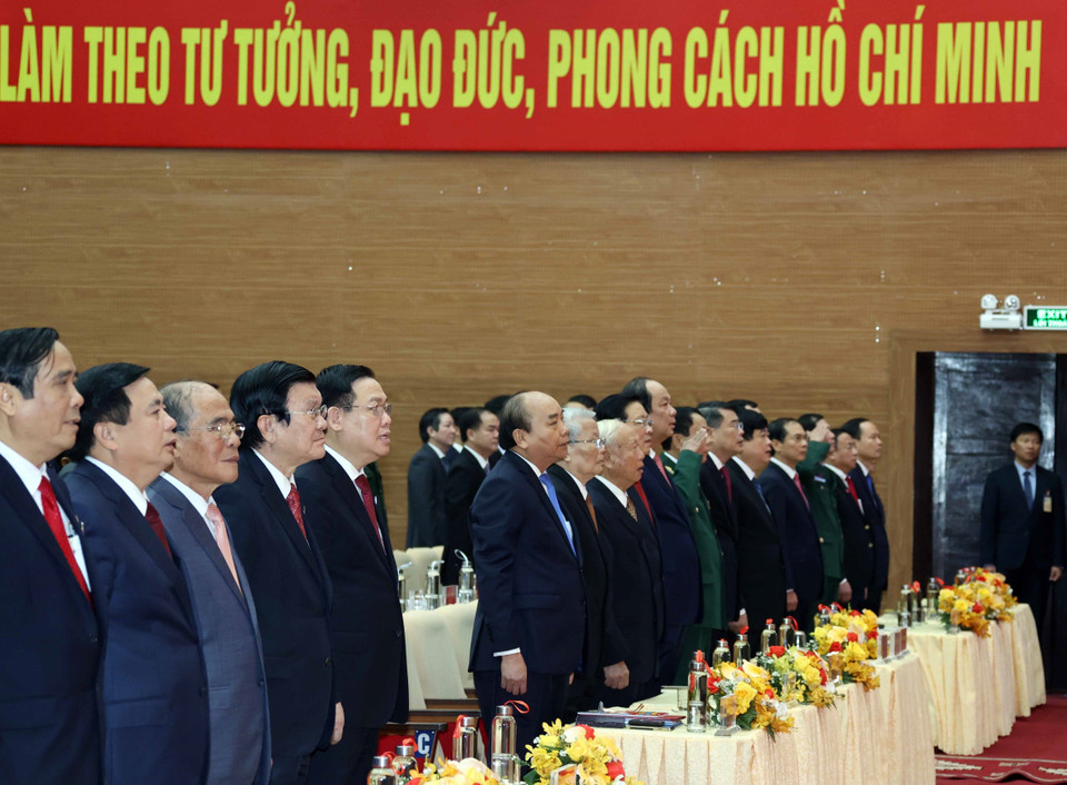 Các đại biểu thực hiện nghi thức chào cờ. (Ảnh: Thống Nhất/TTXVN)