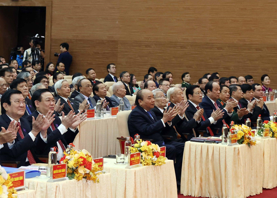 Ủy viên Bộ Chính trị, Thủ tướng Nguyễn Xuân Phúc và các đại biểu tại phiên khai mạc Đại hội đại biểu Đảng bộ tỉnh Nghệ An lần thứ XIX. (Ảnh: Thống Nhất/TTXVN)