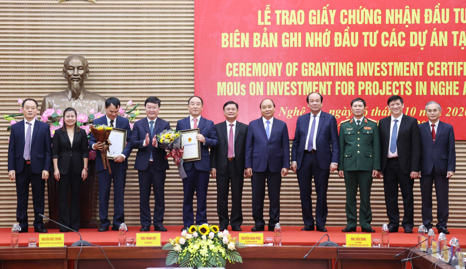 Thủ tướng Nguyễn Xuân Phúc chứng kiến lễ trao Giấy chứng nhận đầu tư và Biên bản ghi nhớ đầu tư các dự án tại Nghệ An. (Ảnh: Thống Nhất/TTXVN)