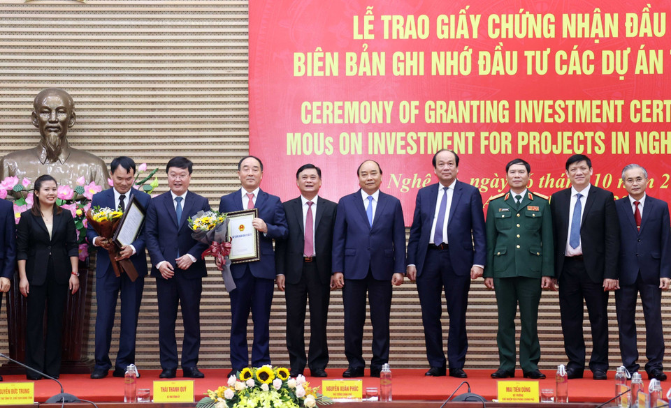 Thủ tướng Nguyễn Xuân Phúc chứng kiến lễ trao Giấy chứng nhận đầu tư và Biên bản ghi nhớ đầu tư các dự án tại Nghệ An. (Ảnh: Thống Nhất/TTXVN)