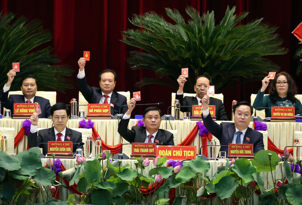 Các đại biểu biểu quyết thông qua Báo cáo thẩm tra tư cách đại biểu. (Ảnh: Thống Nhất/TTXVN)