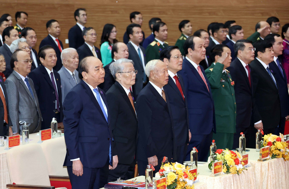 Thủ tướng Nguyễn Xuân Phúc với các đại biểu thực hiện nghi thức chào cờ. (Ảnh: Thống Nhất/TTXVN)