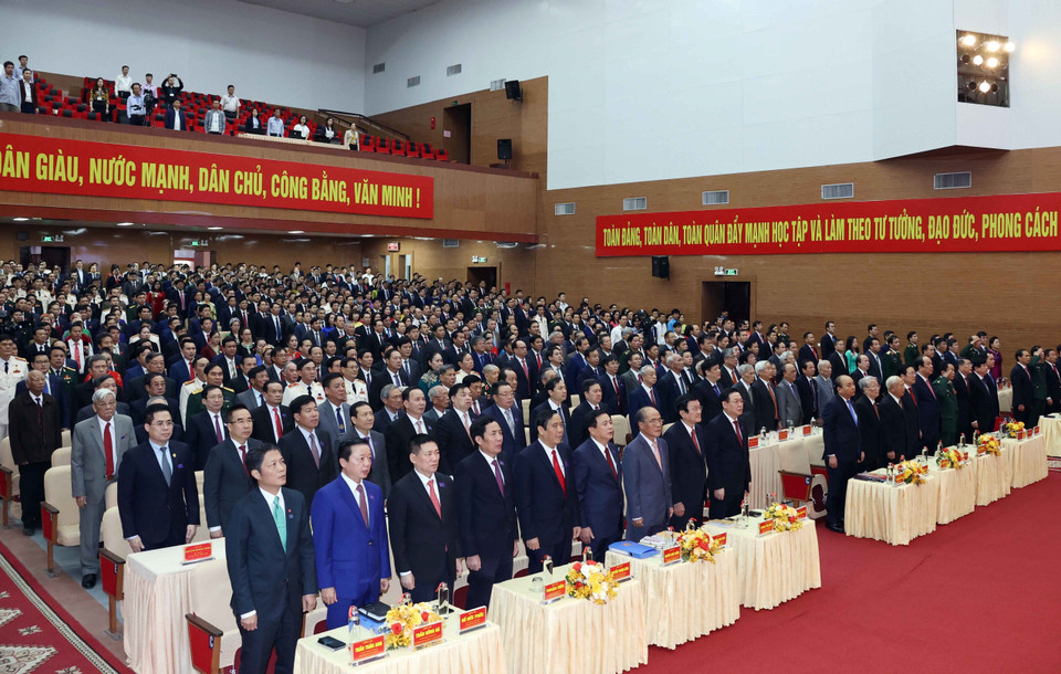 Thủ tướng Nguyễn Xuân Phúc với các đại biểu thực hiện nghi thức chào cờ. (Ảnh: Thống Nhất/TTXVN)