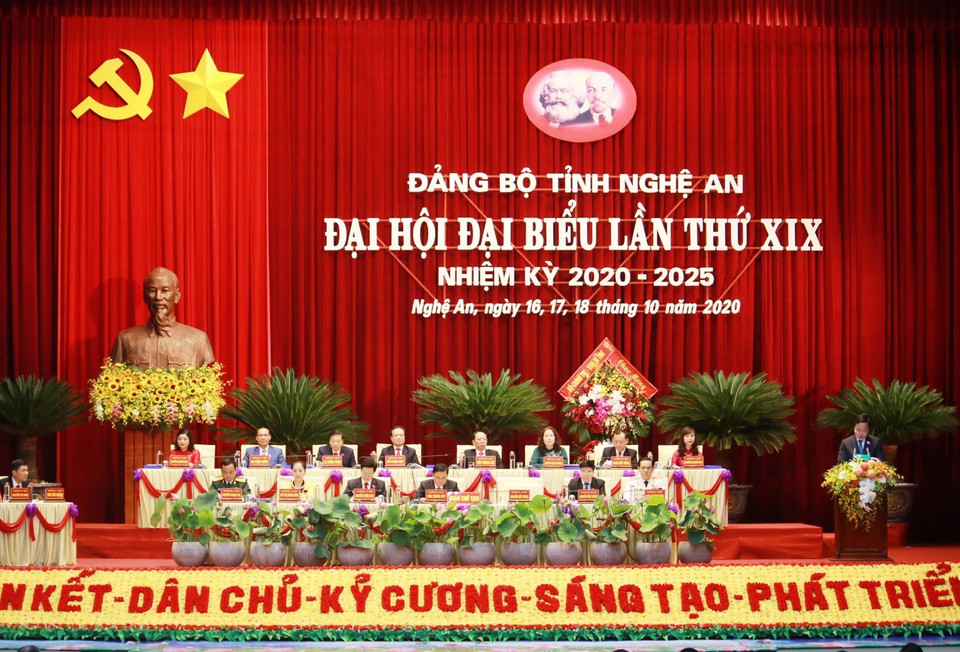 Đoàn Chủ tịch Đại hội Đảng bộ tỉnh Nghệ An lần thứ XIX, nhiệm kỳ 2020-2025. (Ảnh: Nguyễn Oanh/TTXVN)