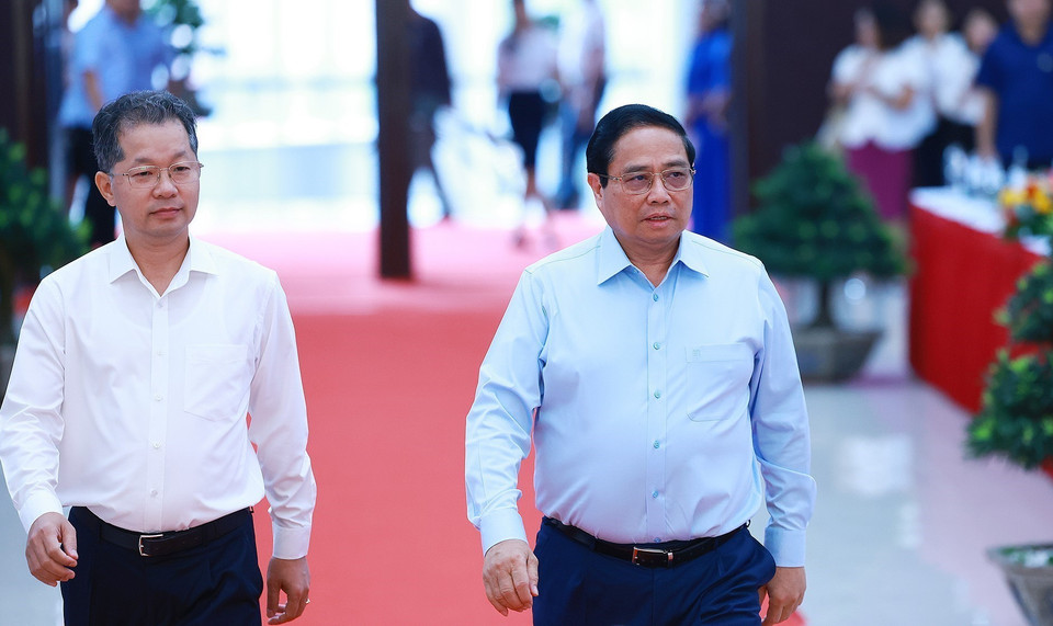 Thủ tướng Phạm Minh Chính đến dự Hội nghị chuyên đề nâng cao hiệu quả cung cấp và sử dụng dịch vụ công trực tuyến. (Ảnh: Dương Giang/TTXVN)