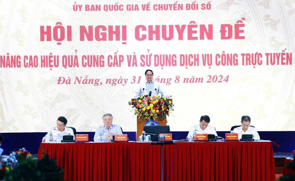 Thủ tướng Phạm Minh Chính chủ trì Hội nghị chuyên đề nâng cao hiệu quả cung cấp và sử dụng dịch vụ công trực tuyến. (Ảnh: Dương Giang/TTXVN)