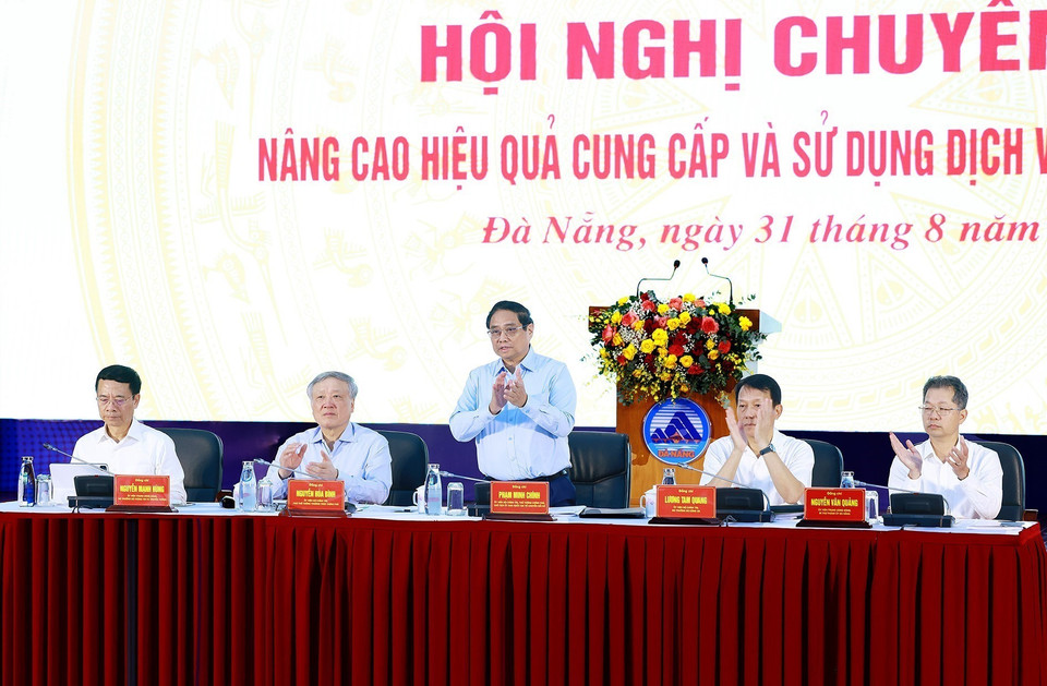 Thủ tướng Phạm Minh Chính chủ trì Hội nghị chuyên đề nâng cao hiệu quả cung cấp và sử dụng dịch vụ công trực tuyến. (Ảnh: Dương Giang/TTXVN)