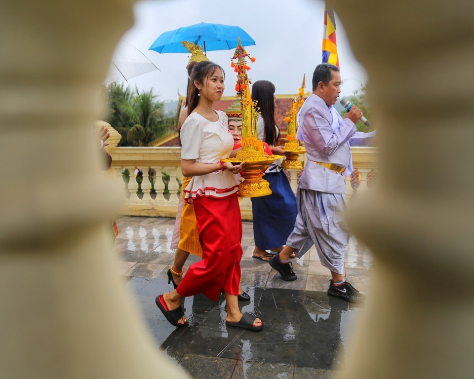 Nghi thức rước thần Kapila quanh chính điện 3 vòng để làm lễ mừng năm mới. (Ảnh: Tuấn Đức/TTXVN) 