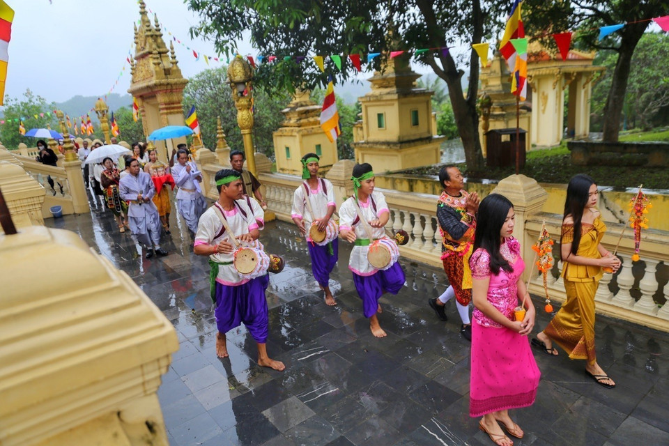 Trong khuôn khổ Ngày Văn hóa các dân tộc Việt Nam 2022, ngày 17/4, tại Làng Văn hóa, Du lịch các dân tộc Việt Nam (Hà Nội), đồng bào Khmer tổ chức tái hiện Tết Chôl Chnăm Thmây. (Ảnh: Tuấn Đức/TTXVN) 
