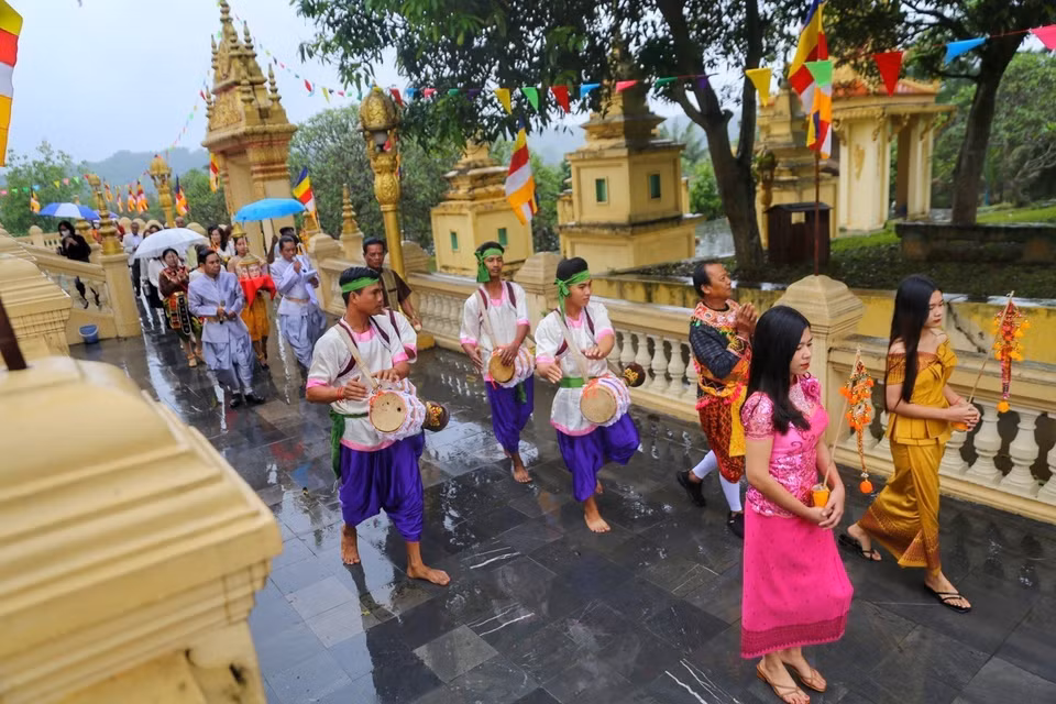 Trong khuôn khổ Ngày Văn hóa các dân tộc Việt Nam 2022, ngày 17/4, tại Làng Văn hóa, Du lịch các dân tộc Việt Nam (Hà Nội), đồng bào Khmer tổ chức tái hiện Tết Chôl Chnăm Thmây. (Ảnh: Tuấn Đức/TTXVN) 