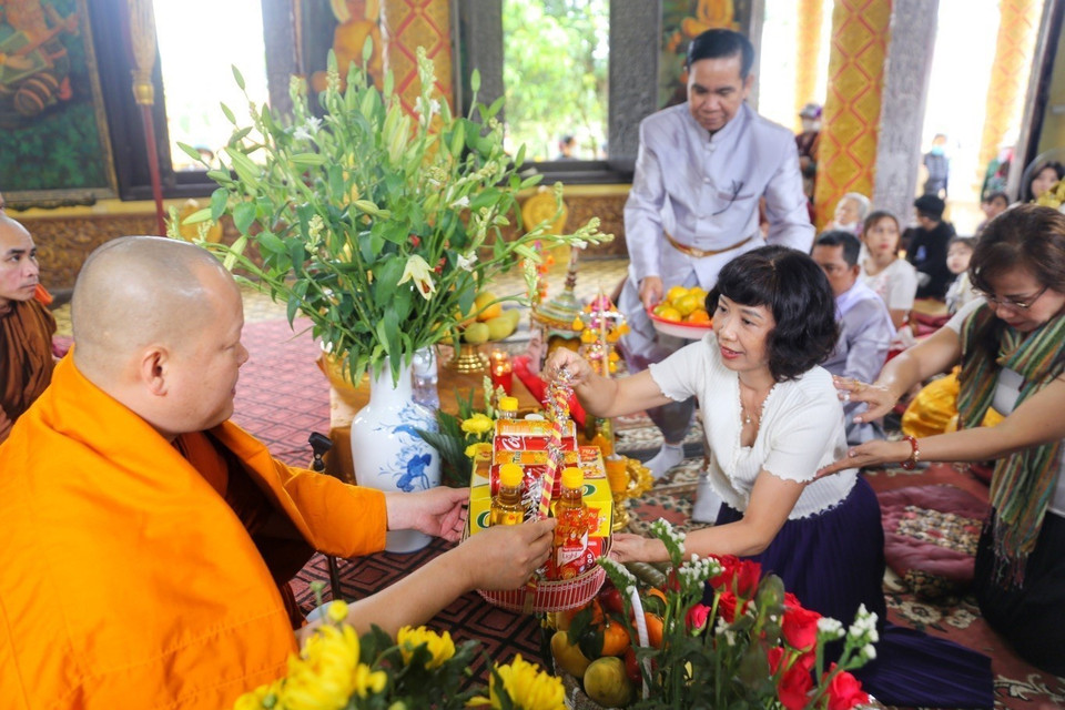 Lễ Tam Bảo cùng các Chư Tăng tụng kinh Cầu an năm mới thực hiện trong Chánh điện. (Ảnh: Tuấn Đức/TTXVN) 