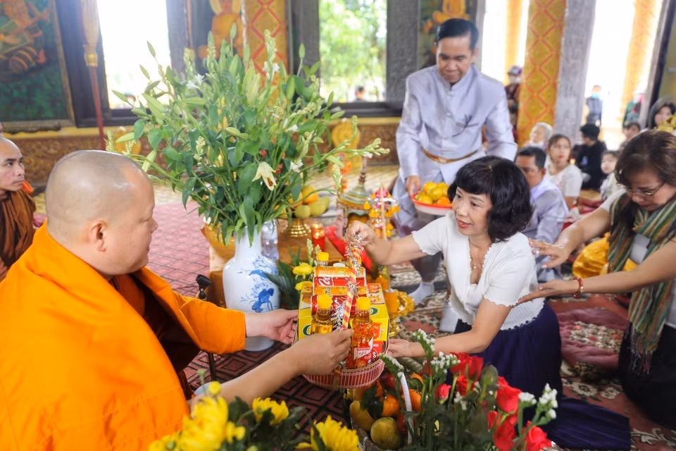 Lễ Tam Bảo cùng các Chư Tăng tụng kinh Cầu an năm mới thực hiện trong Chánh điện. (Ảnh: Tuấn Đức/TTXVN) 