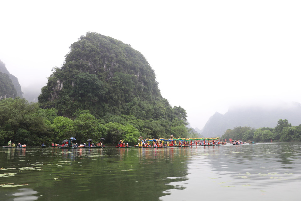 Trong phần lễ, Ban Tổ chức thực hiện các nghi lễ cổ truyền với hoạt động lễ rước nước, rước thuyền rồng di chuyển qua các hang động đến đền Suối Tiên để thực hiện nghi lễ dâng hương Thánh Quý Minh Đại Vương. (Ảnh: Đức Phương/TTXVN)