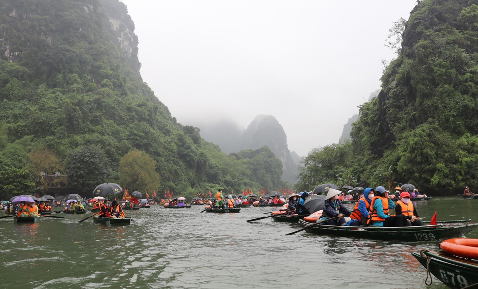 Lễ hội Tràng An năm nay được tổ chức với quy mô thu gọn hơn các năm trước, đảm bảo yêu cầu, quy định phòng, chống dịch COVID-19, nhưng vẫn giữ được bản sắc văn hóa truyền thống. (Ảnh: Đức Phương/TTXVN)