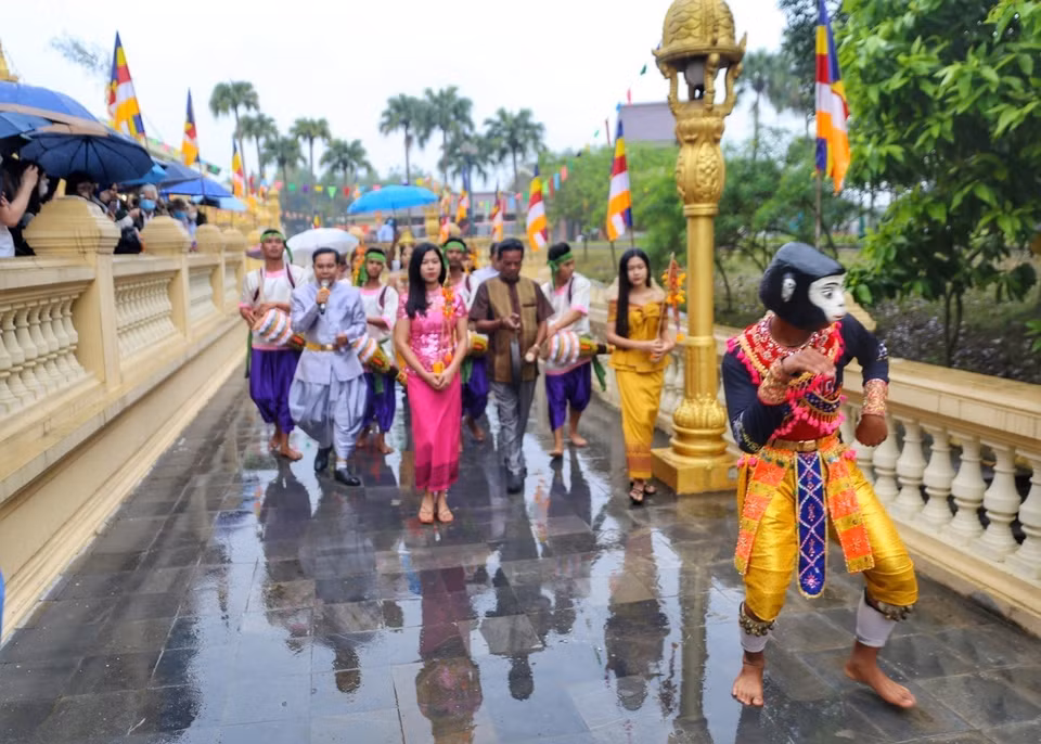 Hình ảnh nghi thức rước thần Kapila quanh chính điện 3 vòng để làm lễ mừng năm mới. (Ảnh: Tuấn Đức/TTXVN) 