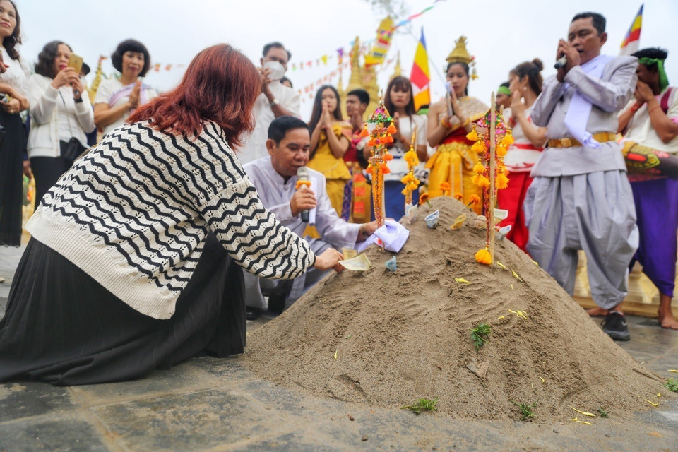 Trong Tết Chôl Chnăm Thmây, tục đắp núi cát có ý nghĩa ngăn trở điều xấu, nhắc nhở mọi người tích phúc, đức ngày một cao lớn như núi và lan dần khắp bốn phương, tám hướng. (Ảnh: Tuấn Đức/TTXVN) 