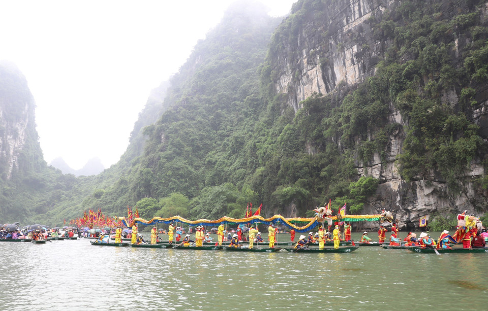 Lễ hội Tràng An được tổ chức thường niên nhằm tri ân và tưởng nhớ đức Thánh Quý Minh Đại Vương, các đời vua Trần cùng các bậc tiền nhân có công xây dựng, bảo vệ đất nước, phù trợ quốc thái, dân an. (Ảnh: Đức Phương/TTXVN)