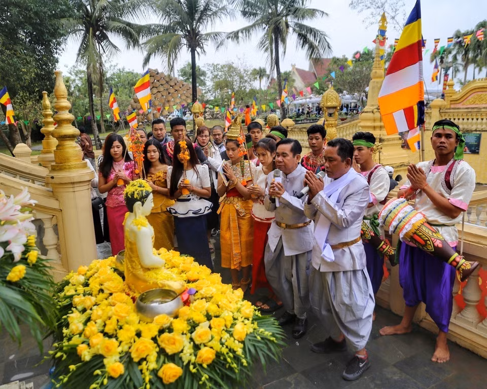Nghi thức tắm tượng phật bằng nước ướp hương, gột rửa những điều không may mắn năm cũ để sang năm mới mọi sự được như ý. (Ảnh: Tuấn Đức/TTXVN) 