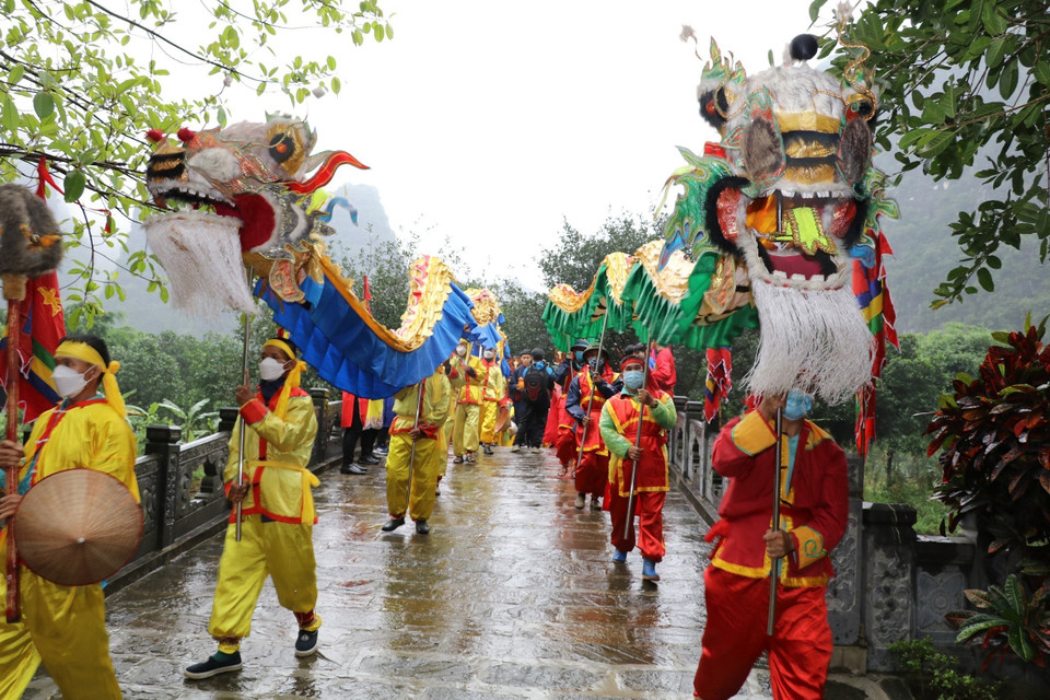 Rước rồng tại đền Suối Tiên, nơi thực hiện nghi lễ chính của lễ hội. (Ảnh: Đức Phương/TTXVN)