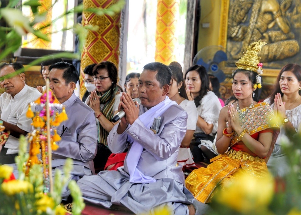 Lễ Tam Bảo cùng các Chư Tăng tụng kinh Cầu an năm mới thực hiện trong Chánh điện. (Ảnh: Tuấn Đức/TTXVN) 