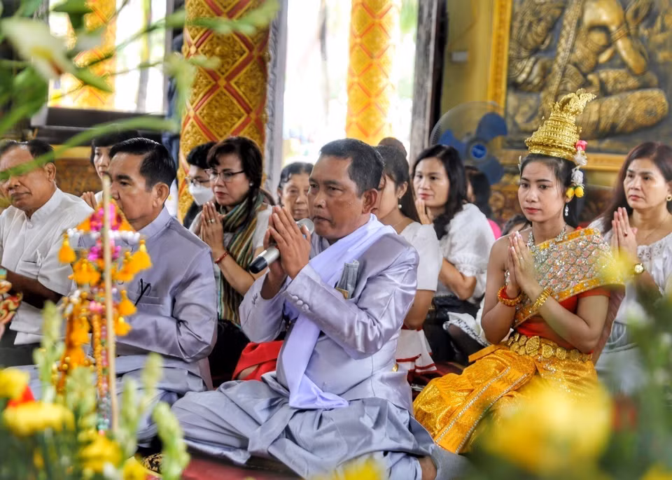 Lễ Tam Bảo cùng các Chư Tăng tụng kinh Cầu an năm mới thực hiện trong Chánh điện. (Ảnh: Tuấn Đức/TTXVN) 