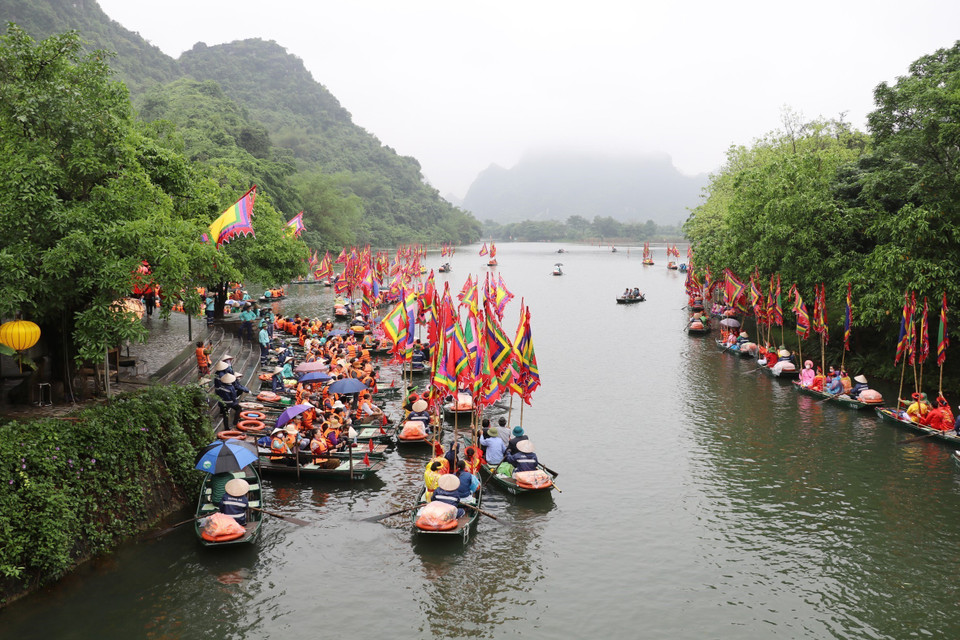 Lễ hội Tràng An thu hút hàng nghìn du khách thập phương. (Ảnh: Đức Phương/TTXVN)