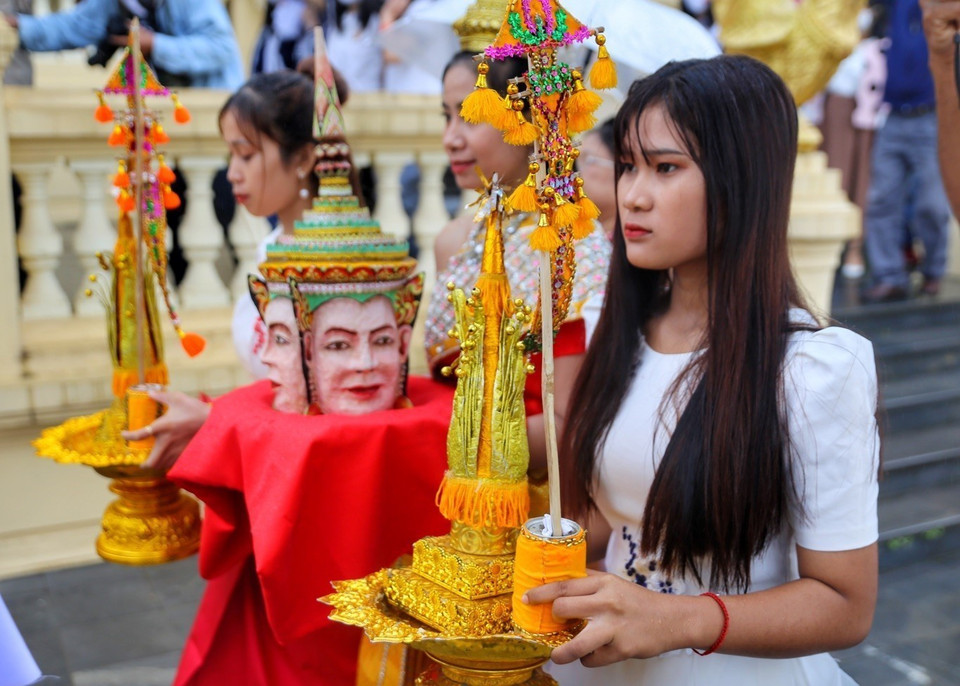 Nghi thức rước thần Kapila quanh chính điện 3 vòng để làm lễ mừng năm mới. (Ảnh: Tuấn Đức/TTXVN) 