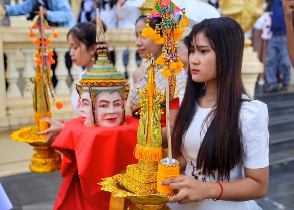 Nghi thức rước thần Kapila quanh chính điện 3 vòng để làm lễ mừng năm mới. (Ảnh: Tuấn Đức/TTXVN) 