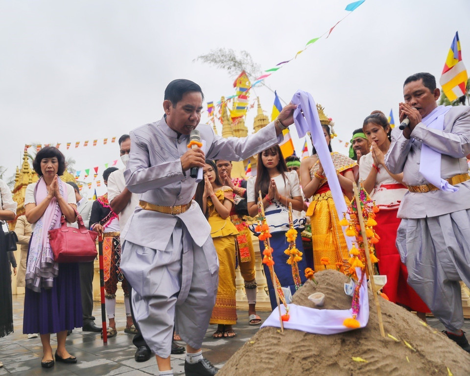 Tục đắp núi cát có ý nghĩa ngăn trở điều xấu, nhắc nhở mọi người tích phúc, đức ngày một cao lớn như núi và lan dần khắp bốn phương, tám hướng. (Ảnh: Tuấn Đức/TTXVN) 