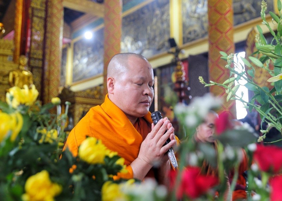 Lễ Tam Bảo cùng các Chư Tăng tụng kinh Cầu an năm mới thực hiện trong Chánh điện. 