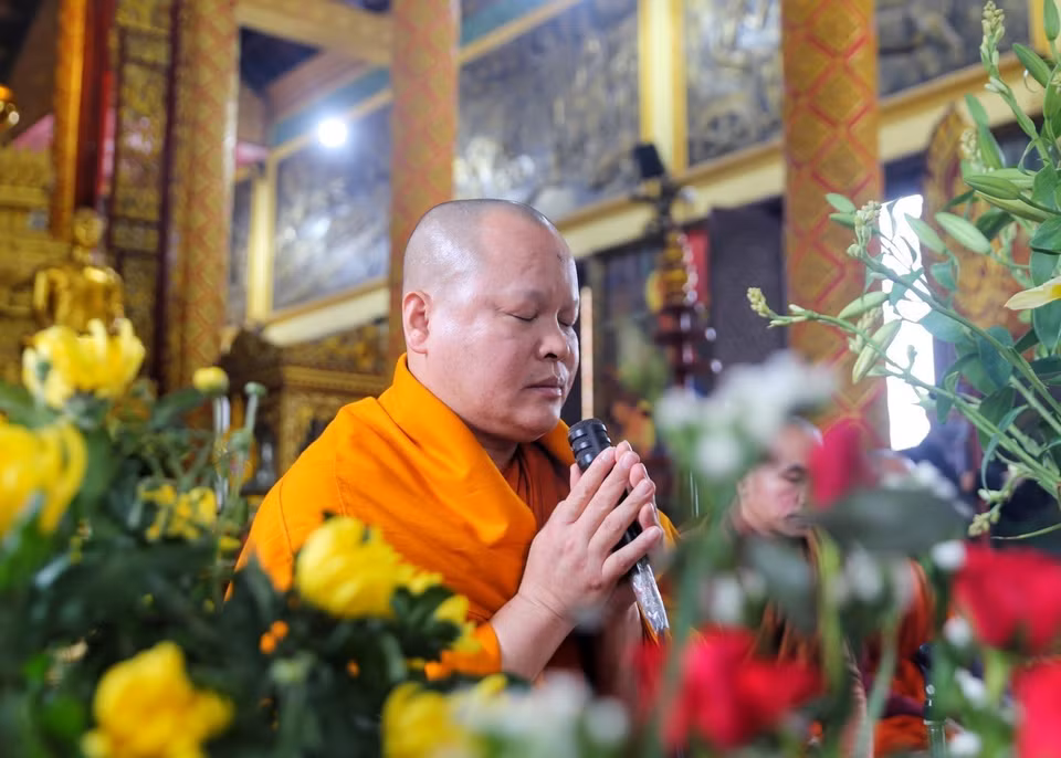 Lễ Tam Bảo cùng các Chư Tăng tụng kinh Cầu an năm mới thực hiện trong Chánh điện. 