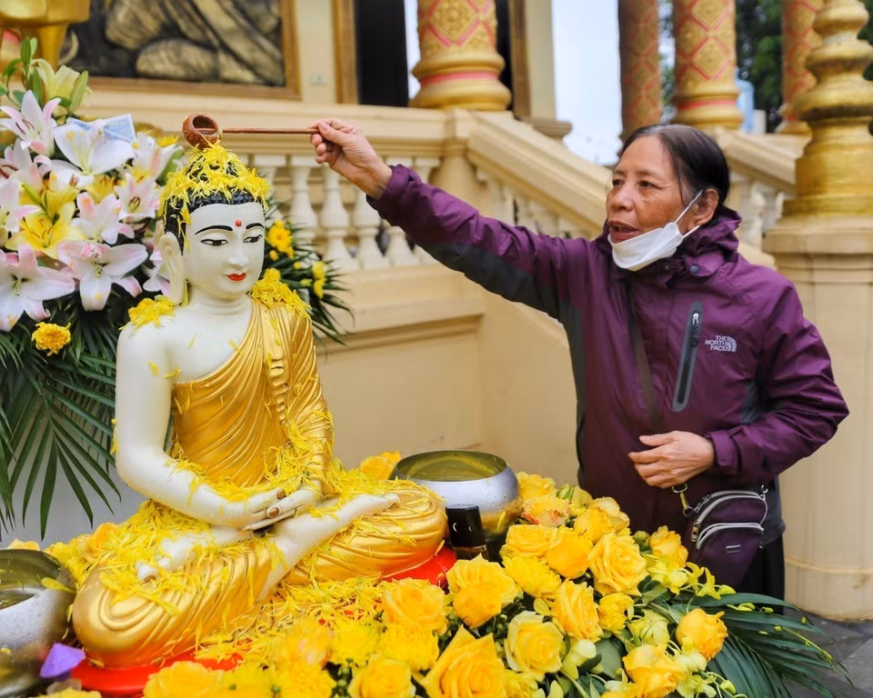 Nghi thức tắm tượng phật bằng nước ướp hương, gột rửa những điều không may mắn năm cũ để sang năm mới mọi sự được như ý. (Ảnh: Tuấn Đức/TTXVN) 
