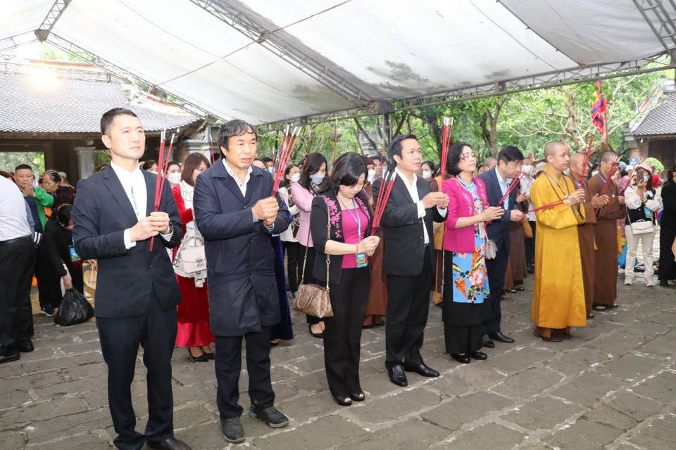 Các đại biểu dâng hương tại đền Suối Tiên, nơi thực hiện nghi lễ chính của lễ hội Tràng An. (Ảnh: Đức Phương/TTXVN)
