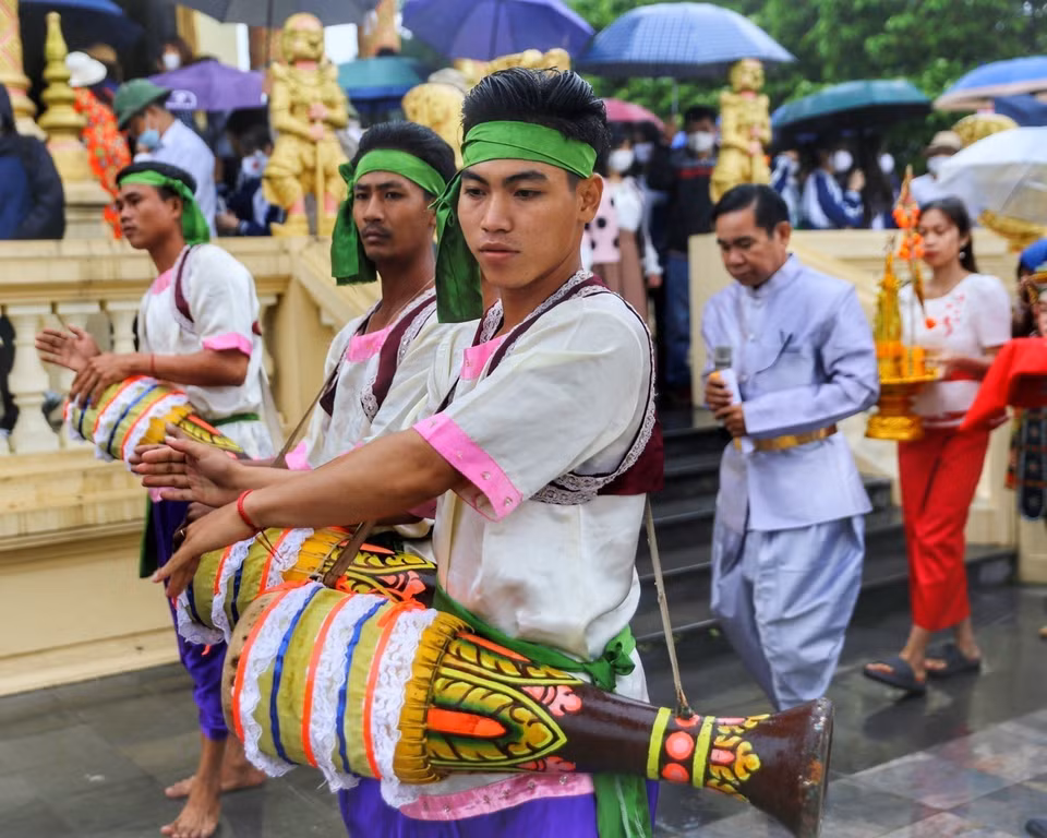 Lễ rước thần Kapila quanh chính điện 3 vòng để làm lễ mừng năm mới. (Ảnh: Tuấn Đức/TTXVN) 