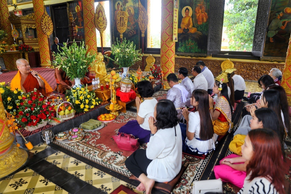 Lễ Tam Bảo cùng các Chư Tăng tụng kinh Cầu an năm mới thực hiện trong Chánh điện. (Ảnh: Tuấn Đức/TTXVN) 