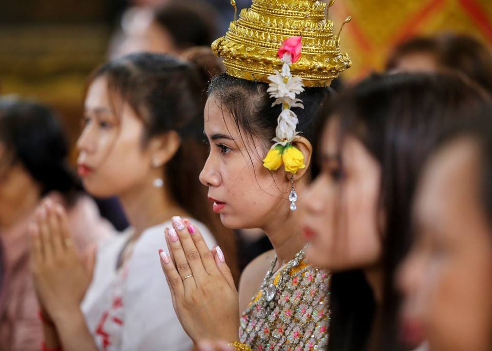 Lễ Tam Bảo cùng các Chư Tăng tụng kinh Cầu an năm mới thực hiện trong Chánh điện. (Ảnh: Tuấn Đức/TTXVN) 