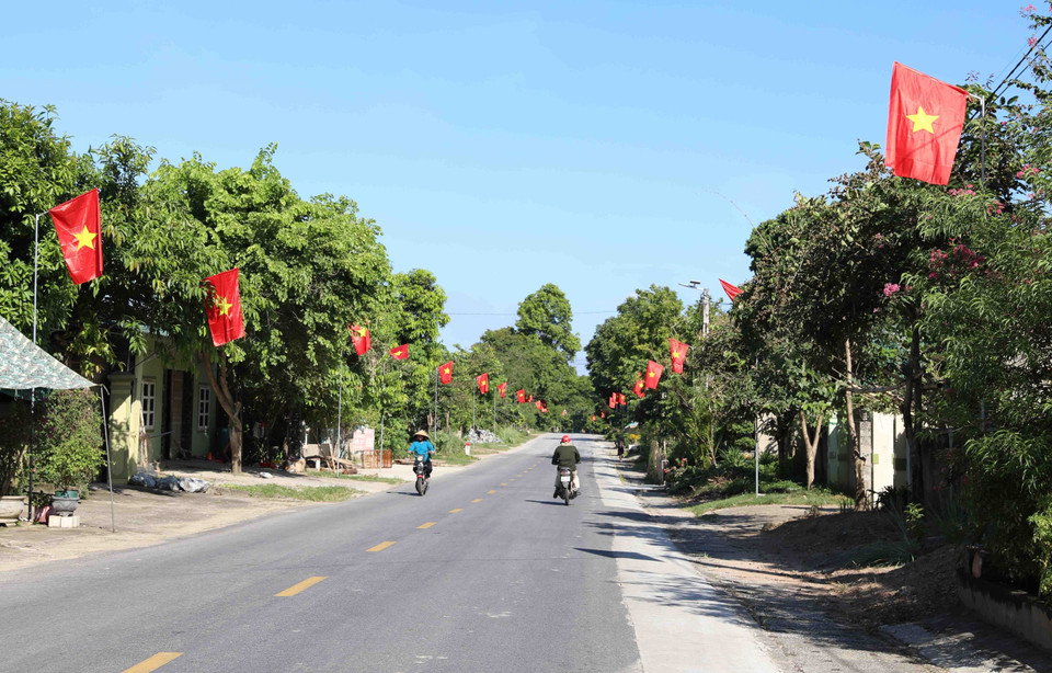 Dọc chiều dài nhiều đoạn tuyến của Quốc lộ 7 lên Cửa khẩu Nậm Cắn (huyện Kỳ Sơn, Nghệ An) được cắm cột, treo cờ Tổ quốc từ nhiều ngày qua. (Ảnh: Xuân Tiến/ TTXVN)