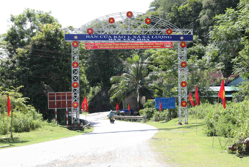 Cổng chào vào trung tâm bản Cửa Rào (xã Xá Lượng, huyện Tương Dương, Nghệ An) nổi bật với hình ảnh cờ đỏ, sao vàng được trang trí. (Ảnh: Xuân Tiến/TTXVN)