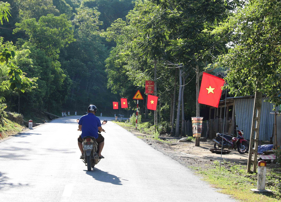 Sắc thắm của cờ Tổ quốc điểm tô tại các bản làng miền núi xa xôi của huyện Tương Dương (Nghệ An). (Ảnh: Xuân Tiến/TTXVN)