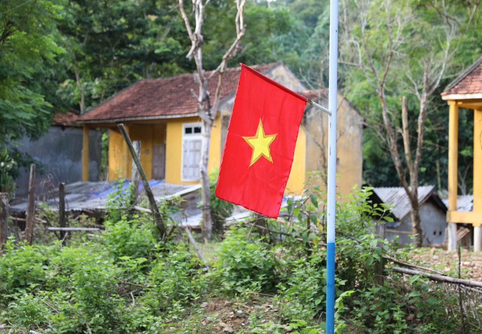 Cờ Tổ quốc được cắm tại bản tái định cư Văng Môn (xã Nga My, huyện Tương Dương, Nghệ An) của đồng bào dân tộc Ơ Đu. (Ảnh: Xuân Tiến/ TTXVN)