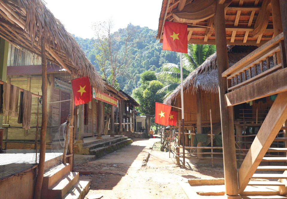 Khung cảnh khu bản làng Xốp Kho (xã Nga My, huyện Tương Dương, Nghệ An) của đồng bào Thái nằm trong vùng đệm Khu bảo tồn Thiên nhiên Pù Huống rợp bóng cờ Tổ quốc. (Ảnh: Xuân Tiến/ TTXVN)